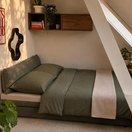 Quiet Top-floor In Apartment *